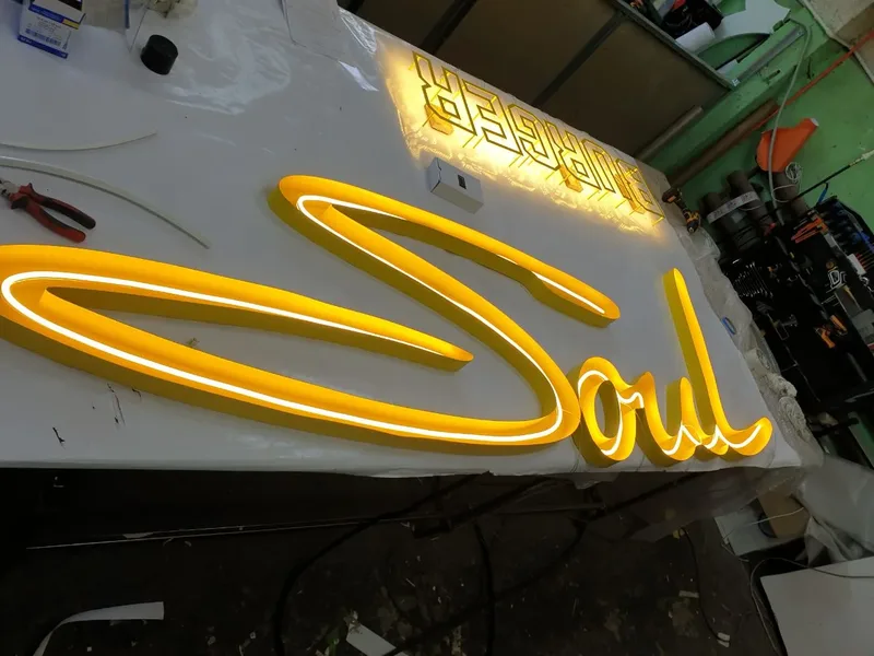 Soul: вывеска из тёплого жёлтого неона