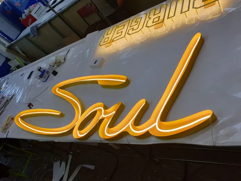 Soul: вывеска из тёплого жёлтого неона