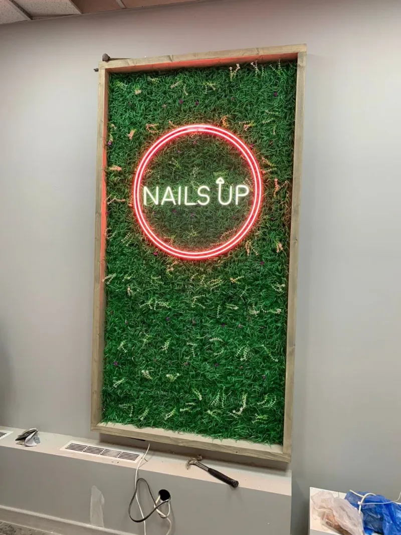 NAILS UP: неоновая вывеска на фитостене
