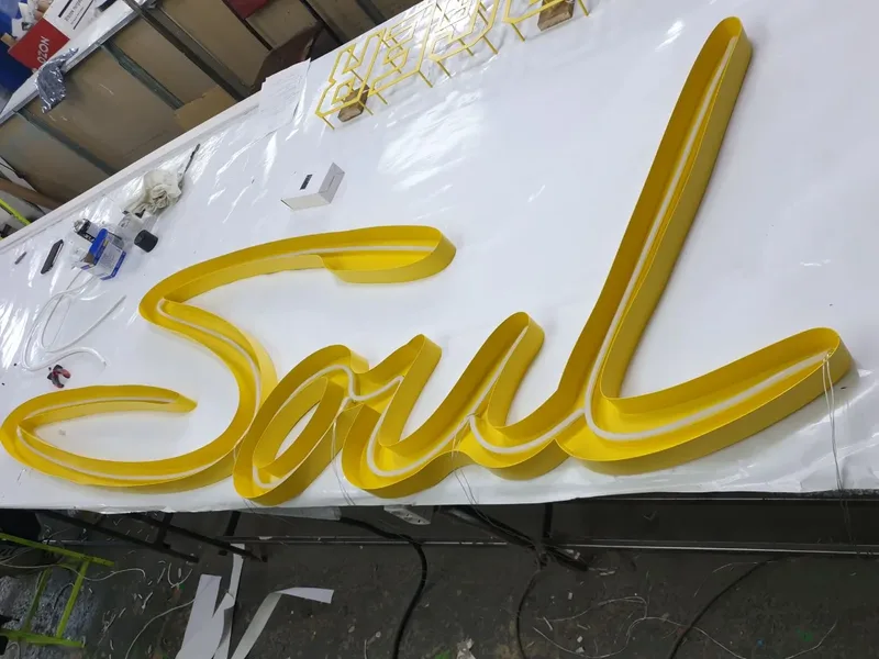 Soul: вывеска из тёплого жёлтого неона