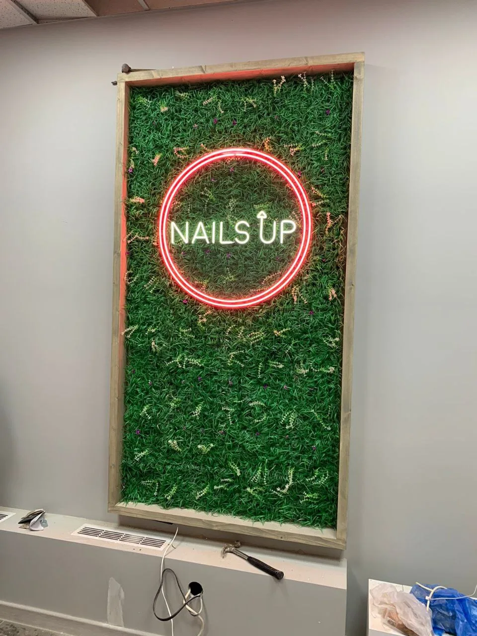 NAILS UP: неоновая вывеска на фитостене